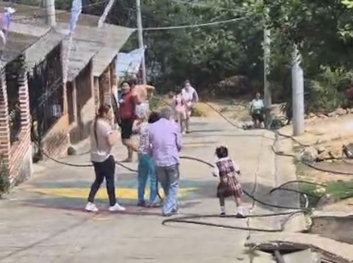Las familias del barrio San Martín en Los Santos, se organizan para abastecerse de aguas a través de unas mangueras (Juan Carlos Chio / VANGUARDIA)