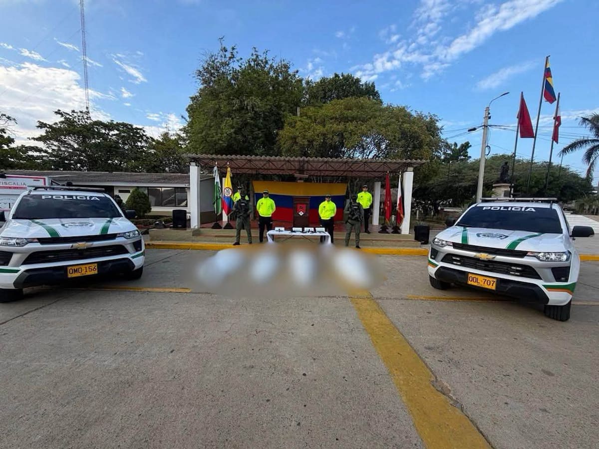 Los cuerpos de las cuatro personas abatidas fueron trasladados al Batallón de Infantería Mecanizado N.° 6 de Riohacha, donde se adelantaron las diligencias de inspección y verificación. // FOTO: @MINDEFENSA.