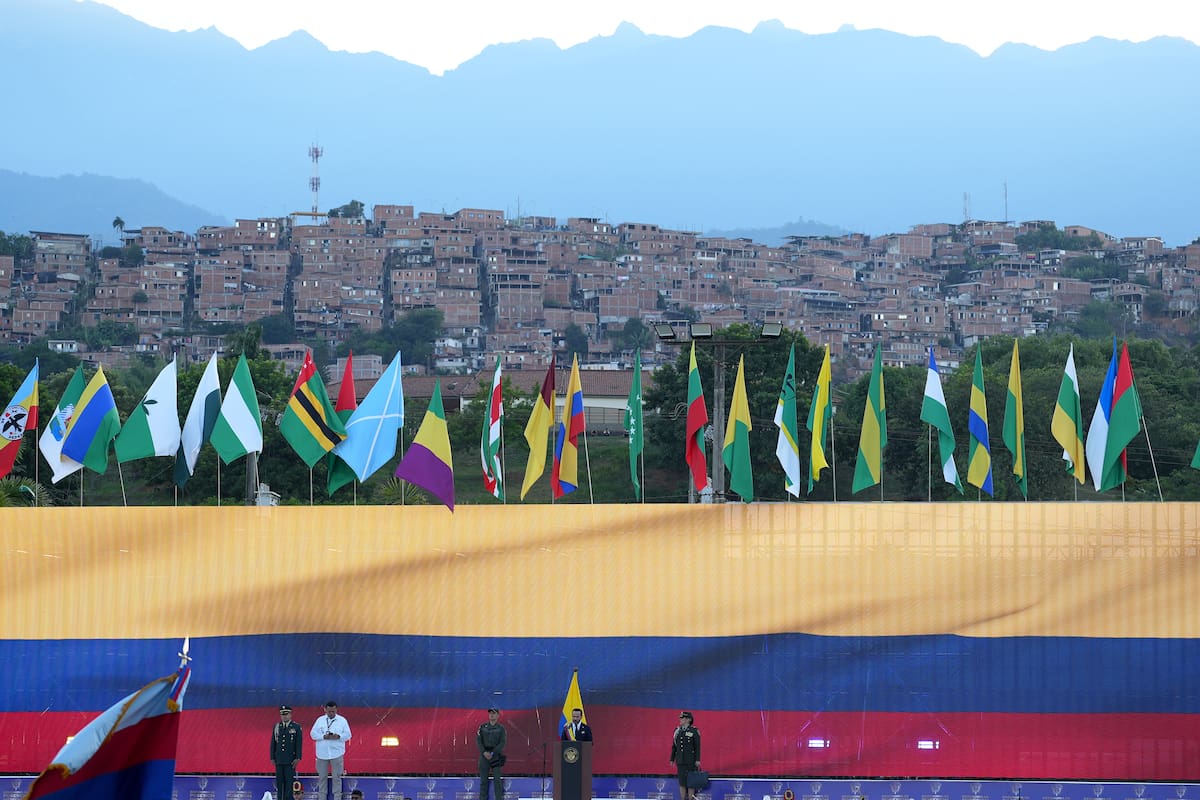El presidente de Colombia, Abelardo de la Espriella, pronuncia un discurso donde manifestó que el país necesita una "regeneración económica que fortalezca la iniciativa privada, la inversión, la confianza y el empleo digno", este viernes en Cali.
Foto: EFE/ Ernesto Guzmán Jr