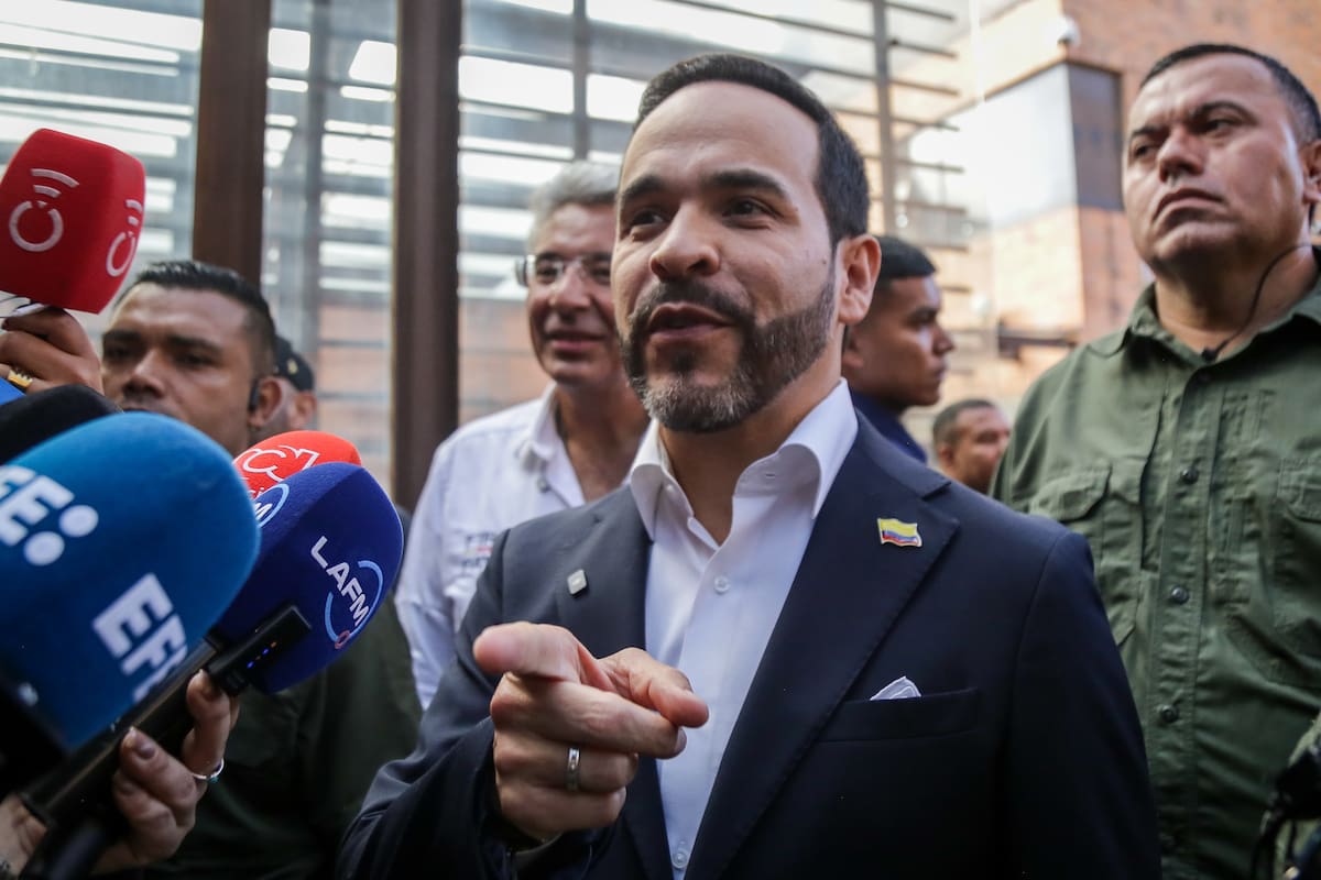 El candidato presidencial Abelardo de la Espriella ofreció declaraciones a medios de comunicación tras finalizar un recorrido en la Universidad Sergio Arboleda. (Colprensa - Catalina Olaya).