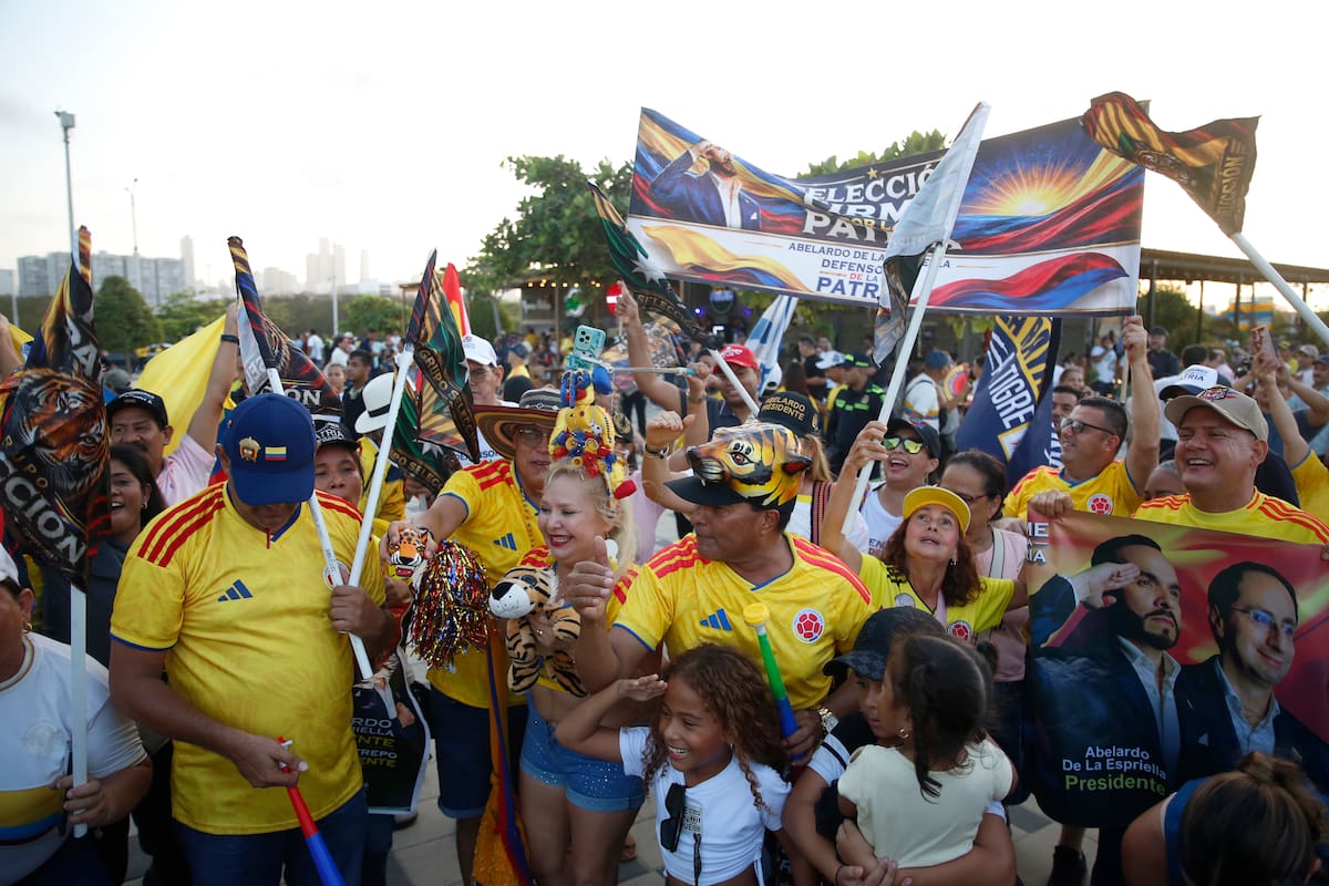 AME7269. BARRANQUILLA (COLOMBIA), 31/05/2026.- Seguidores del candidato presidencial Abelardo de la Espriella, celebran al final de la jornada electoral este domingo en Barranquilla (Colombia). El candidato de ultraderecha Abelardo de la Espriella, del movimiento Defensores de la Patria, y el izquierdista Iván Cepeda, del Pacto Histórico, diputarán en segunda vuelta la Presidencia de Colombia el próximo 21 de junio tras ser los más votados en la primer ronda. EFE/ Ernesto Guzman Jr