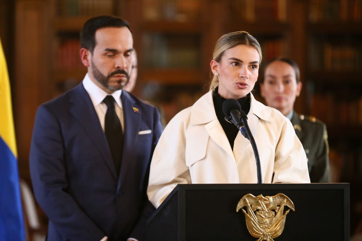 Bogotá. Agosto 12 de 2026. El presidente Abelardo de la Espriella, junto con la Primera Dama Ana Pineda, brindan declaraciones sobre la confirmación de una emergencia nacional y realiza el balance del terremoto que afectó a varias ciudades del país y hasta el momento 256 personas fallecidas. (Colprensa - Lina Gasca)