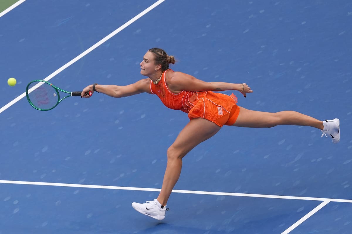AME6883. NUEVA YORK (ESTADOS UNIDOS), 12/09/2026.- Aryna Sabalenka de Bielorrusia devuelve una bola ante Elena Rybakina de Kazajistán este sábado, en la final del Abierto de Estados Unidos en el estadio Arthur Ashe en Flushing Meadows, Nueva York (EE.UU.). EFE/ Angel Colmenares