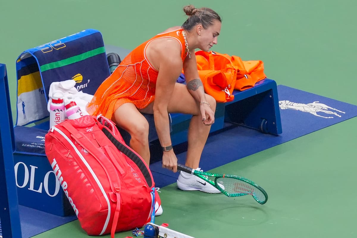 AME6883. NUEVA YORK (ESTADOS UNIDOS), 12/09/2026.- Aryna Sabalenka de Bielorrusia se lamenta tras perder ante Elena Rybakina de Kazajistán este sábado, en la final del Abierto de Estados Unidos en el estadio Arthur Ashe en Flushing Meadows, Nueva York (EE.UU.). EFE/ Angel Colmenares