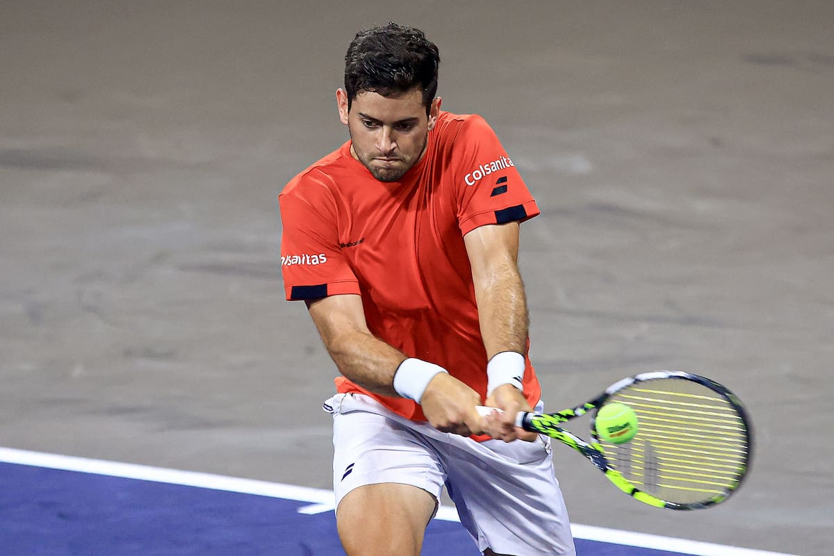MEX7748. LOS CABOS (MÉXICO), 15/07/2025.- El tenista colombiano Nicolás Mejía en acción ante el estadounidense Nishesh Basavareddy, durante el Abierto de tenis de Los Cabos este martes, en el estado de Baja California Sur (México). EFE/ Jorge Reyes