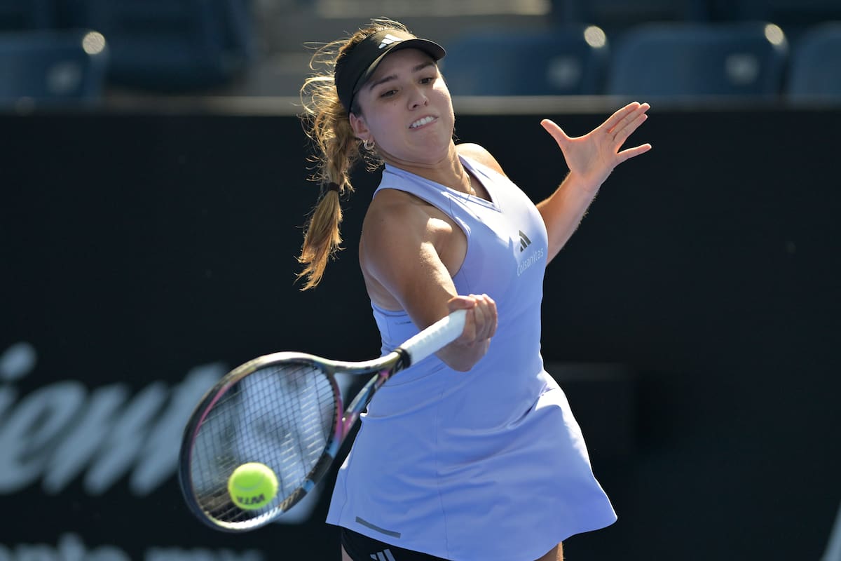 AME1759. MONTERREY (MÉXICO), 24/08/2026.- María Camila Osorio de Colombia devuelve una bola ante Ann Li de Estados Unidos este lunes, en un partido del Abierto de Tenis en Monterrey (México). EFE/Miguel Sierra