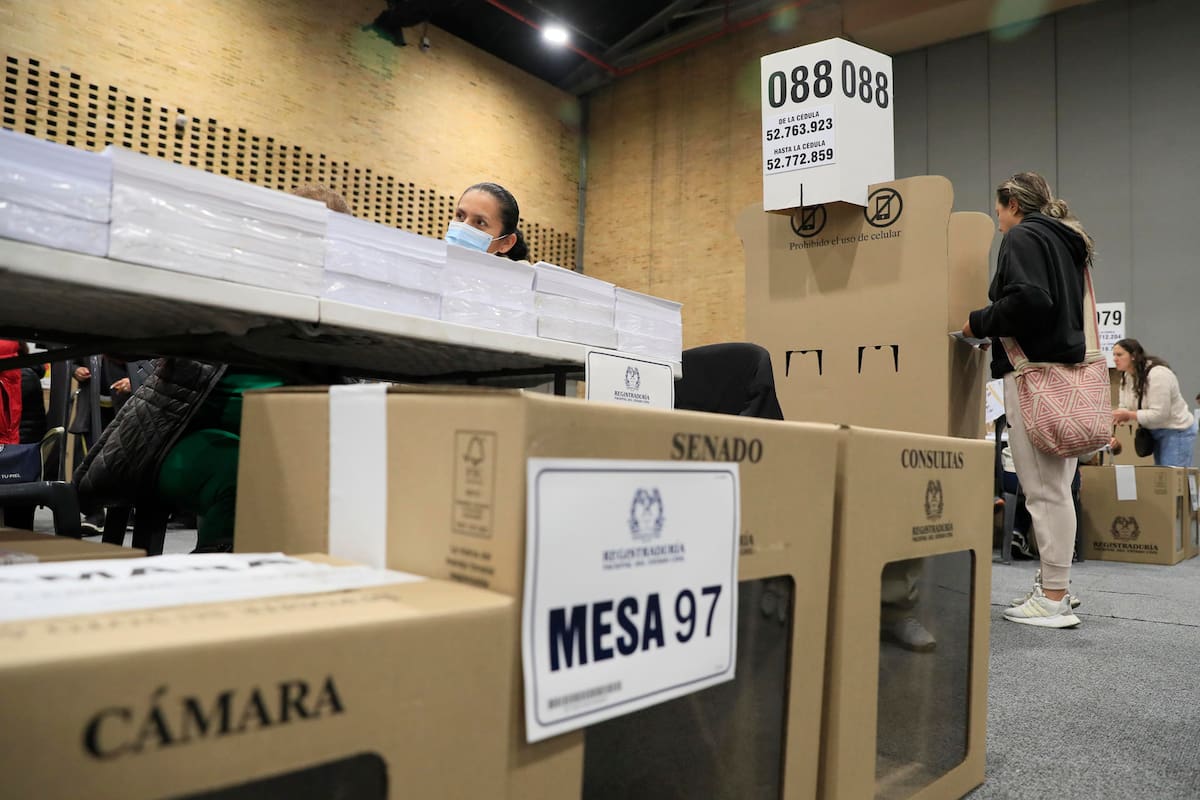 AME1781. BOGOTÁ (COLOMBIA), 08/03/2026.- Una mujer marca sus papeletas antes de votar este domingo, en Bogotá (Colombia). Los colegios electorales de Colombia abrieron para una jornada en la que se elegirá a los miembros del Senado y la Cámara de Representantes para el periodo 2026-2030. EFE/ Carlos Ortega