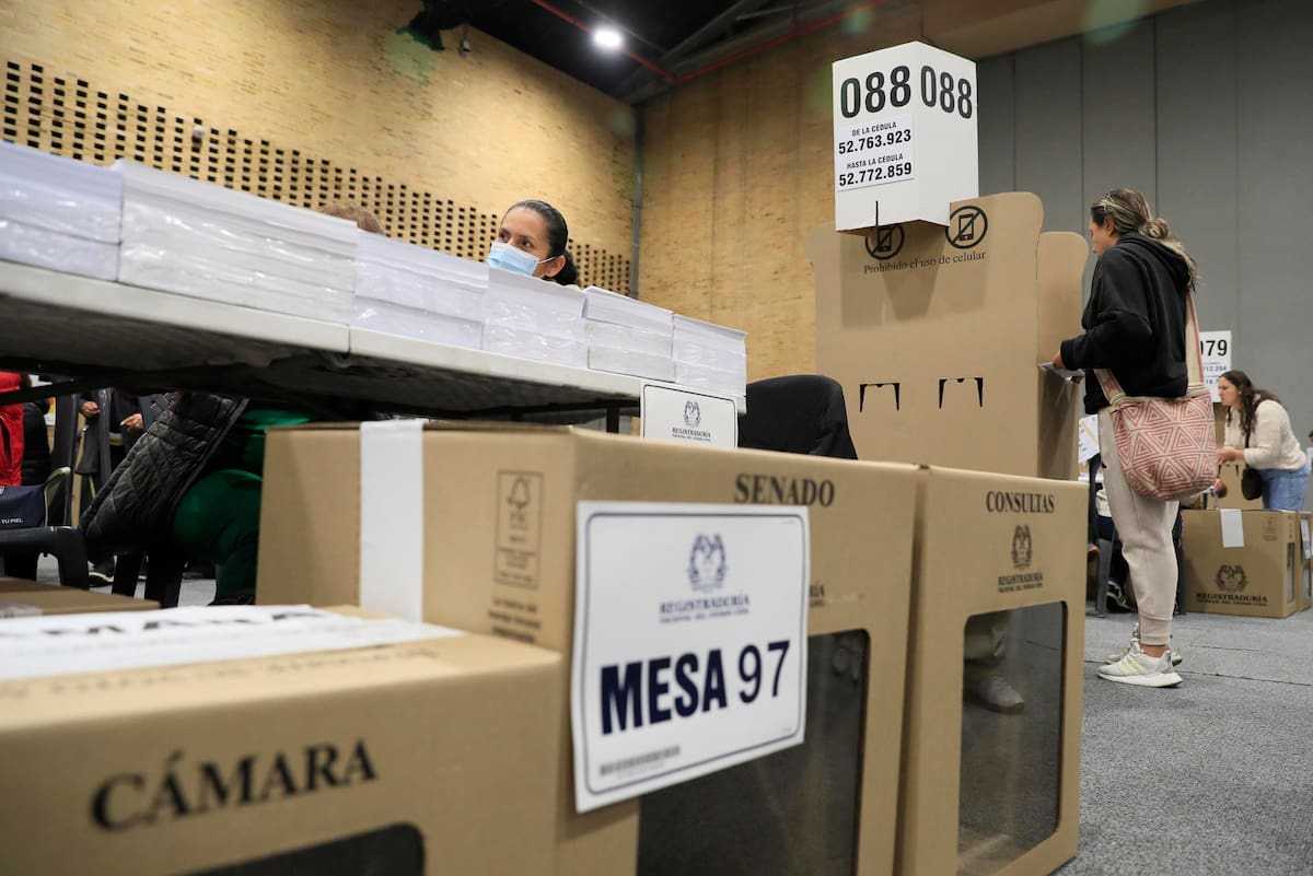 AME1781. BOGOTÁ (COLOMBIA), 08/03/2026.- Una mujer marca sus papeletas antes de votar este domingo, en Bogotá (Colombia). Los colegios electorales de Colombia abrieron para una jornada en la que se elegirá a los miembros del Senado y la Cámara de Representantes para el periodo 2026-2030. EFE/ Carlos Ortega