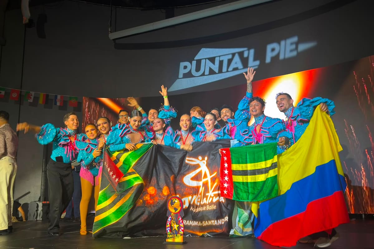Clave Latina, academia de baile de Bucaramanga, obtuvo 25 trofeos en salsa y bachata durante el Punta’l Pie World Championship 2026, realizado en Santa Marta. Niños, jóvenes y adultos alcanzaron primeros, segundos y terceros lugares en categorías infantiles, junior, amateur, semiprofesionales y profesionales. Foto suministrada/VANGUARDIA