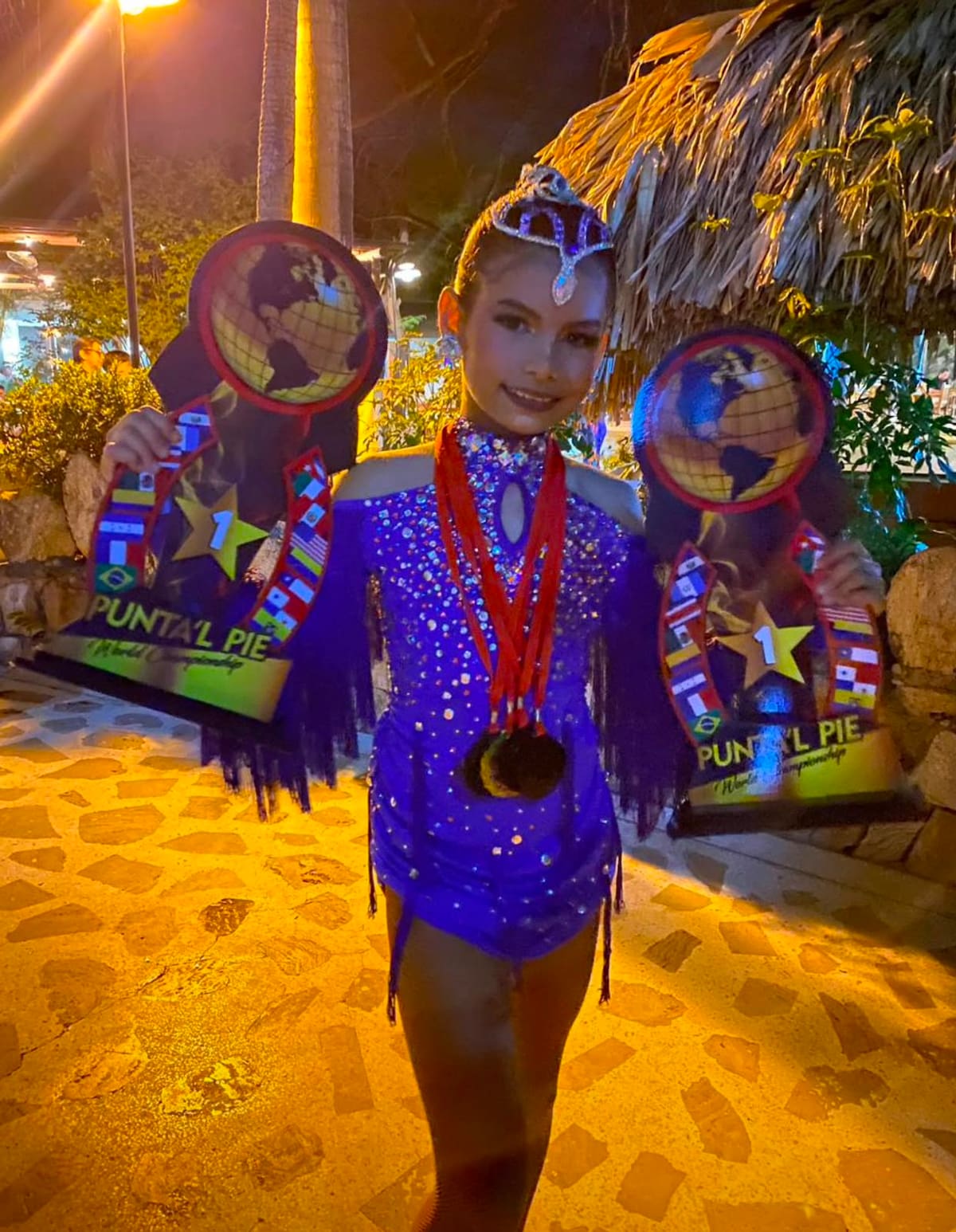 Clave Latina, academia de baile de Bucaramanga, obtuvo 25 trofeos en salsa y bachata durante el Punta’l Pie World Championship 2026, realizado en Santa Marta. Niños, jóvenes y adultos alcanzaron primeros, segundos y terceros lugares en categorías infantiles, junior, amateur, semiprofesionales y profesionales. Foto suministrada/VANGUARDIA