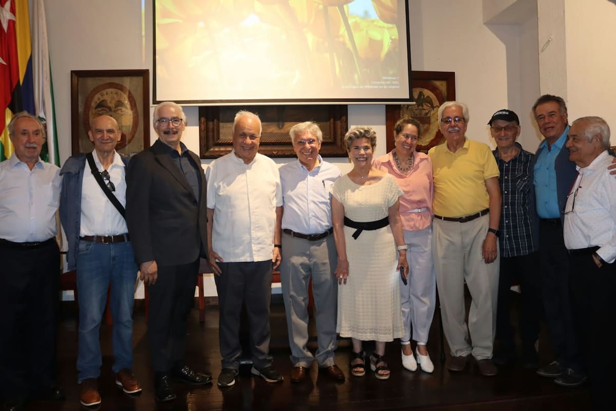 Juvenal Fonseca Moreno, Rafael Saavedra Hernández, Miguel Ángel Alarcón Nivia, Saúl Mesa Arenas; Armando Martínez, presidente de la Academia de Historia de Santander; Clara de Galvis, Consuelo Moreno, Fabio Torres Barrera, Gabriel Gutiérrez Giraldo, Farid Numa y Eduardo Pilonieta Pinilla. Franz Rey / VANGUARDIA