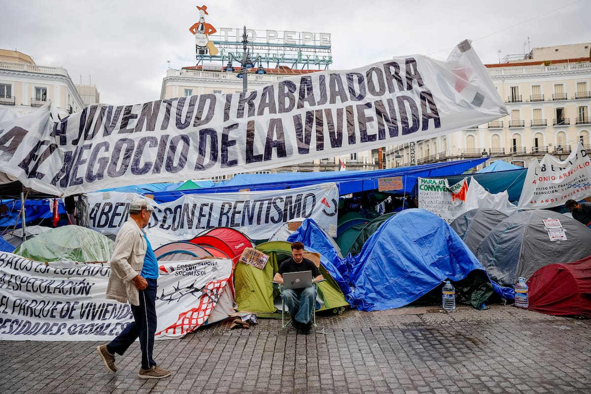 MADRID, 06/10/2026.- Un joven con su ordenador en la acampada que permanece en la Puerta del Sol en protesta por la crisis de la vivienda, este martes, en el que el Gobierno prevé volver a aprobar los decretos en materia de vivienda para llevarlos a la Diputación Permanente. EFE/ Daniel Gonzalez