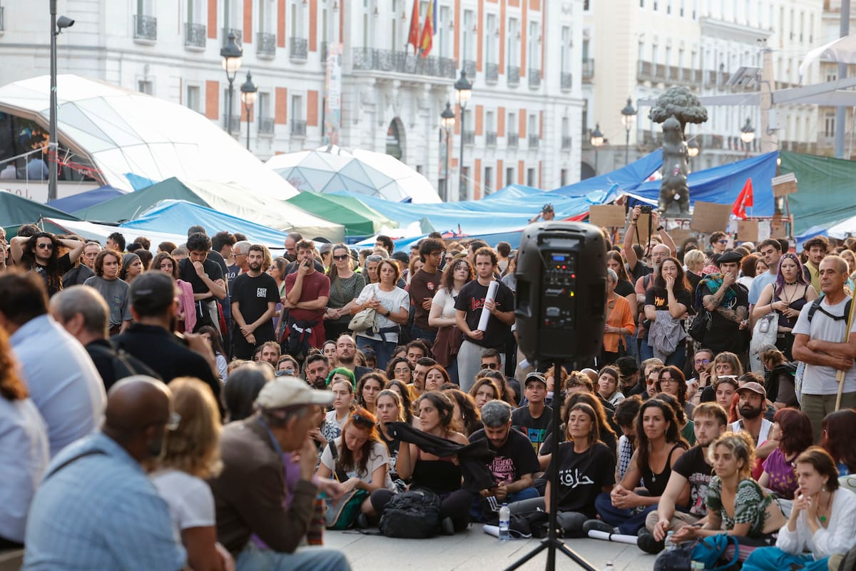 MADRID, 05/10/2026.- Vista de la acampada de la Puerta del Sol, este lunes, después de que el presidente del Gobierno, Pedro Sánchez, haya anunciado el adelanto de las elecciones generales para el 29 de noviembre. EFE/ Víctor Lerena