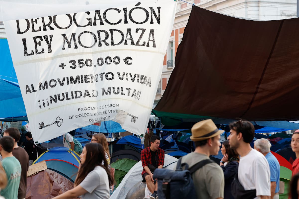 MADRID, 05/10/2026.- Vista de la acampada de la Puerta del Sol, este lunes, después de que el presidente del Gobierno, Pedro Sánchez, haya anunciado el adelanto de las elecciones generales para el 29 de noviembre. EFE/ Víctor Lerena