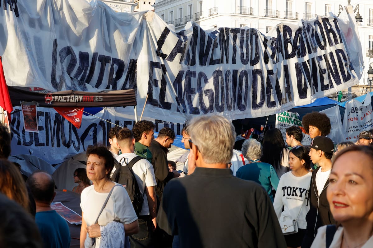 MADRID, 05/10/2026.- Vista de la acampada de la Puerta del Sol, este lunes, después de que el presidente del Gobierno, Pedro Sánchez, haya anunciado el adelanto de las elecciones generales para el 29 de noviembre. EFE/ Víctor Lerena