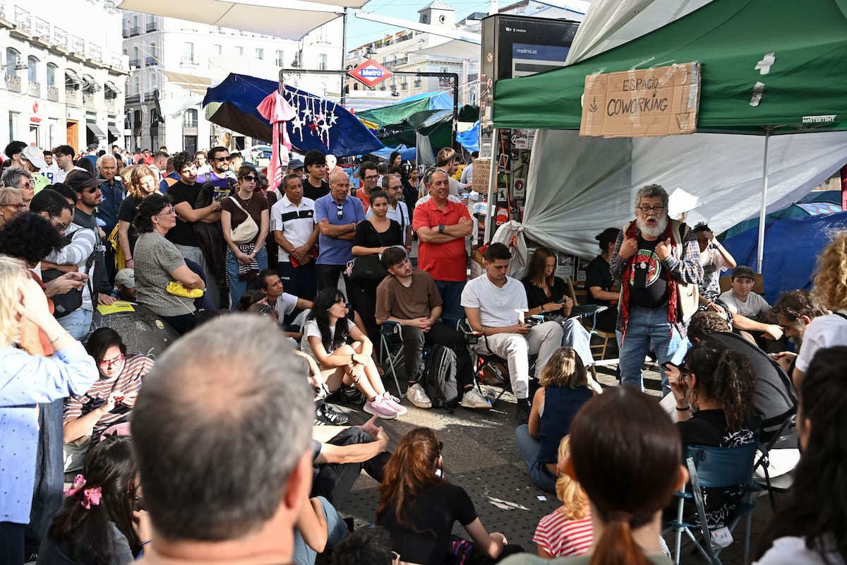 MADRID, 05/10/2026.- Un momento de una asamblea en la acampada de la Puerta del Sol, este lunes, después de que el presidente del Gobierno, Pedro Sánchez, haya anunciado el adelanto de las elecciones generales para el 29 de noviembre. EFE/ Fernando Villar
