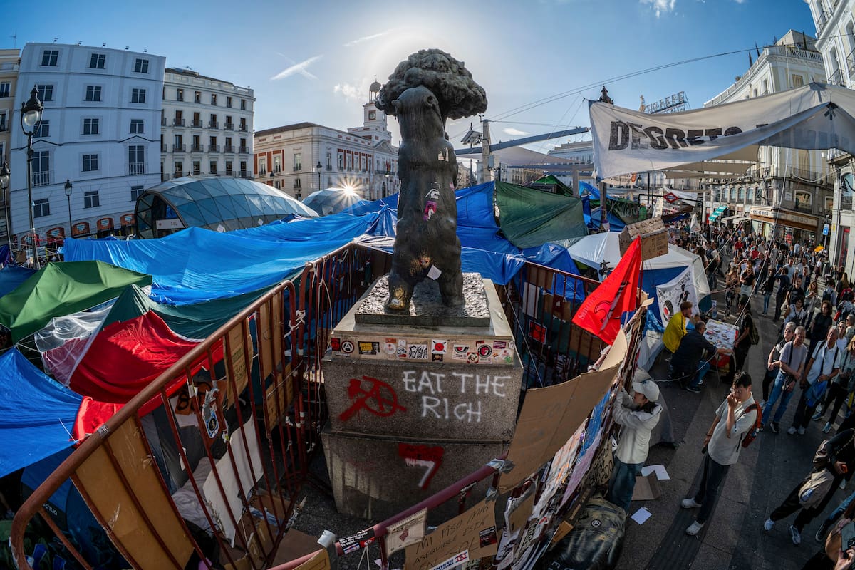 MADRID, 05/10/2026.- Vista aérea en la acampada de la Puerta del Sol, este lunes, después de que el presidente del Gobierno, Pedro Sánchez, haya anunciado el adelanto de las elecciones generales para el 29 de noviembre. EFE/ Fernando Villar