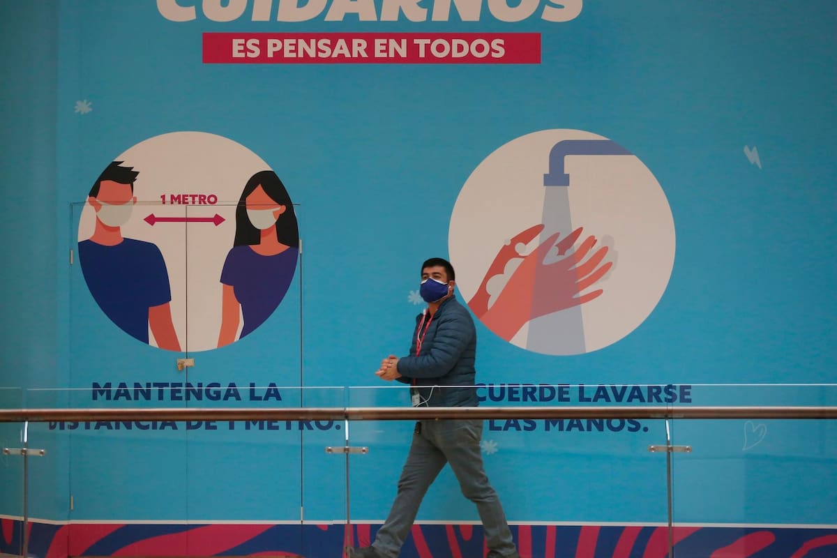 Un hombre camina por un centro comercial en Santiago, capital de Chile, en medio de la pandemia de la COVID-19. (Foto: EFE / VANGUARDIA)