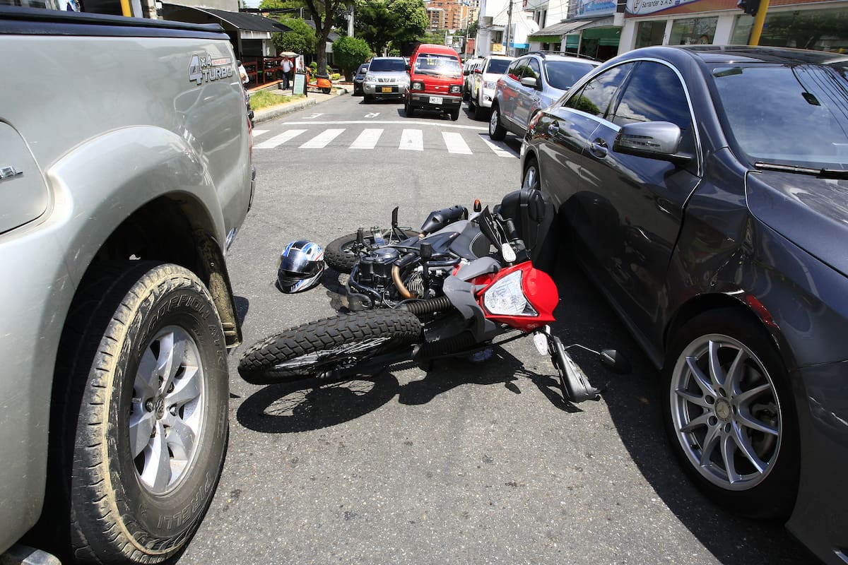 Tras un choque leve, los conductores deben recopilar pruebas y retirar los vehículos sin esperar a la autoridad de tránsito. Foto Jaime Moreno/Vanguardia