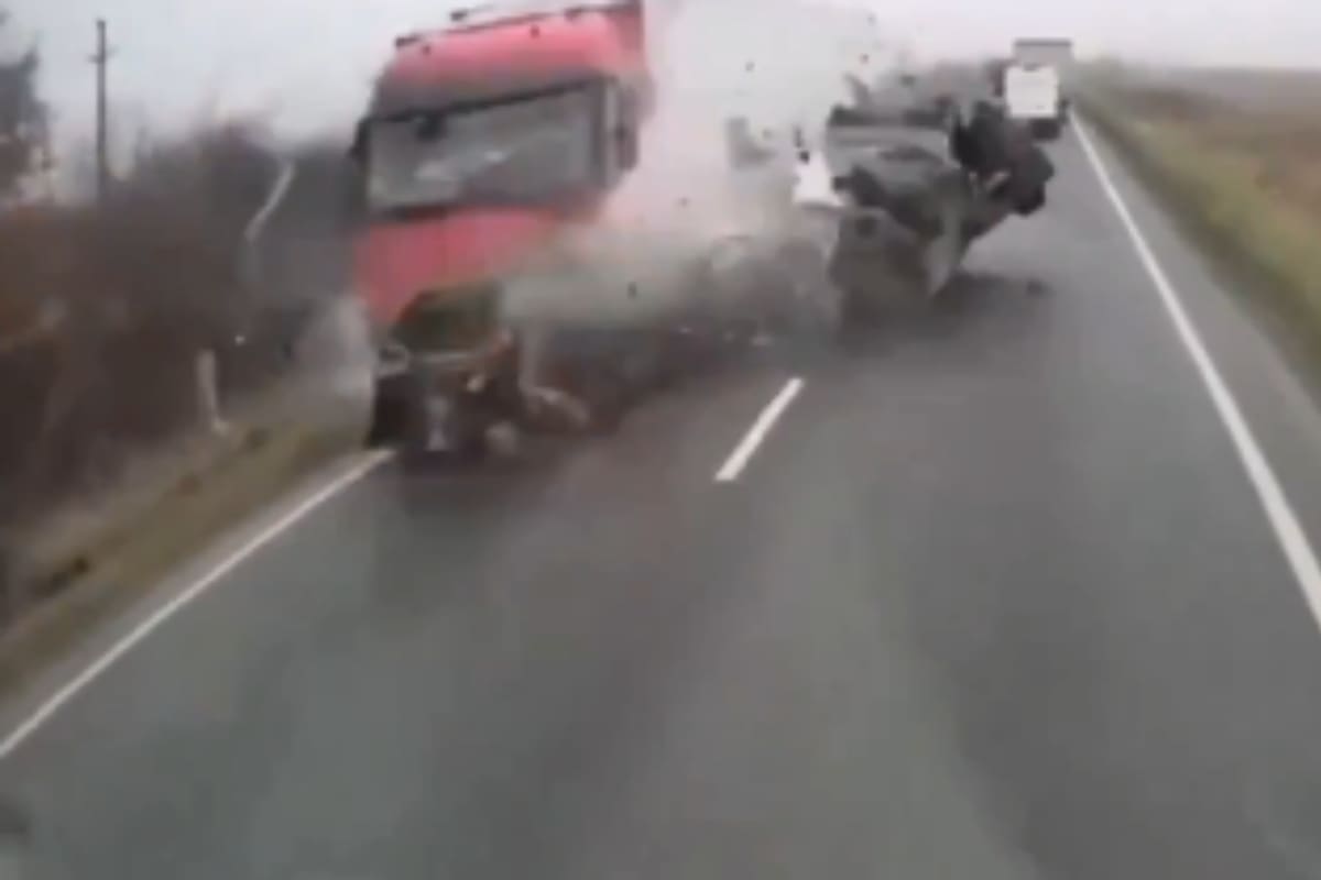 La furgoneta en la que viajaban aficionados del PAOK quedó destruida tras colisionar con un camión en la carretera DN6 de Rumania, en un accidente que dejó siete muertos.