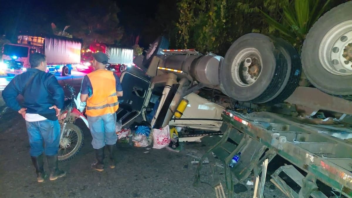 Conductor bumangués perdió la vida al quedar atrapado en una tractomula volcada en Norte de Santander.
Foto: redes sociales.