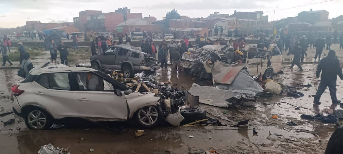 Caos en aeropuerto de El Alto, Bolivia, tras accidente de avión militar.
Foto: redes sociales.