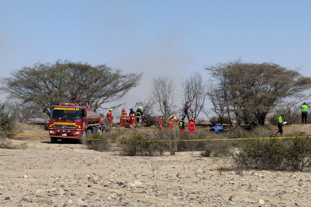 ntegrantes de los Bomberos de Nazca operan en la zona donde una avioneta que sobrevolaba sobre las Líneas de Nazca se estrelló y dejó trece personas fallecidas, entre ellos 11 turistas, este sábado, en la municipalidad provincial de Nazca (Perú). EFE/Victor Quilca/