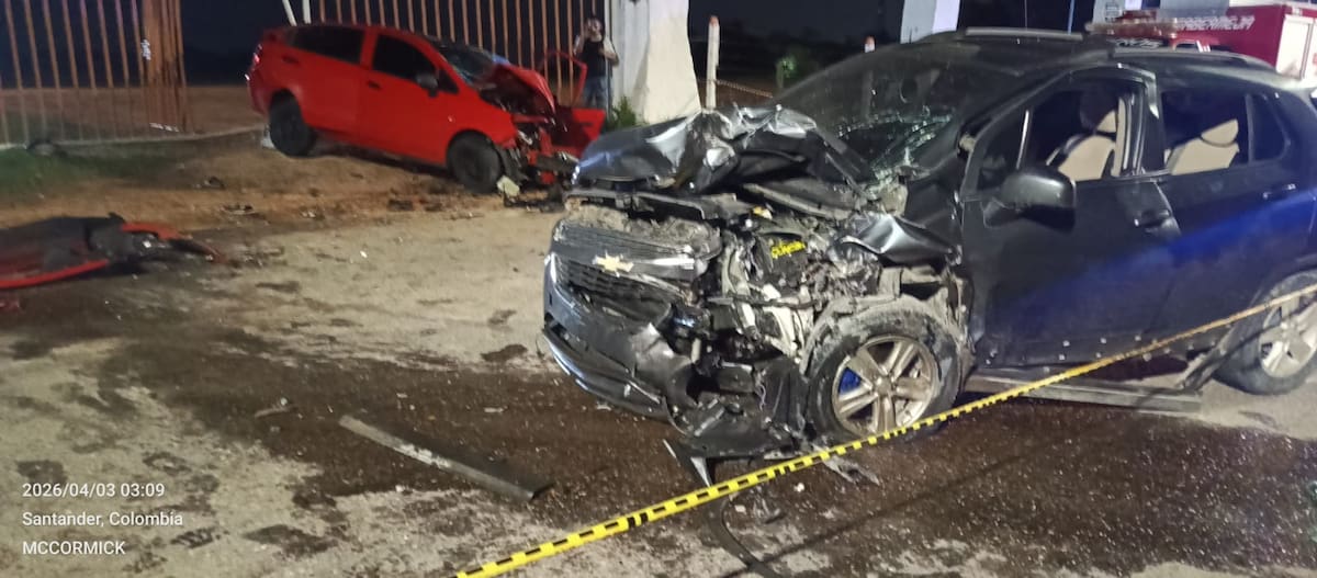 Choque entre dos vehículos en la vía hacia el corregimiento El Centro de Barrancabermeja, dejó dos personas fallecidas y tres heridos.
Suministrada/Vanguardia