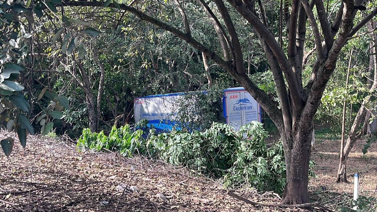 El furgón de la empresa Copetrán terminó fuera de la vía tras el grave accidente en la Troncal a la Costa Caribe.