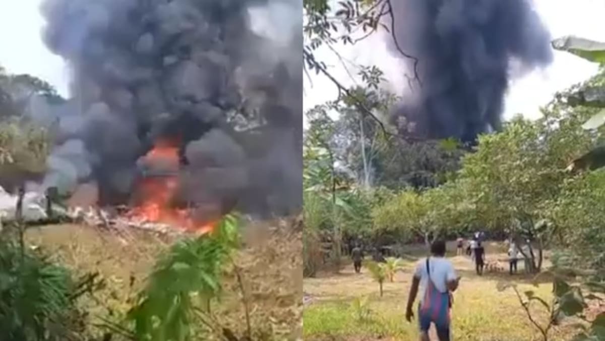Así quedó el avión Hércules de la FAC tras el trágico impacto en Puerto Leguízamo. Las imágenes del fuego y el humo son impactantes.