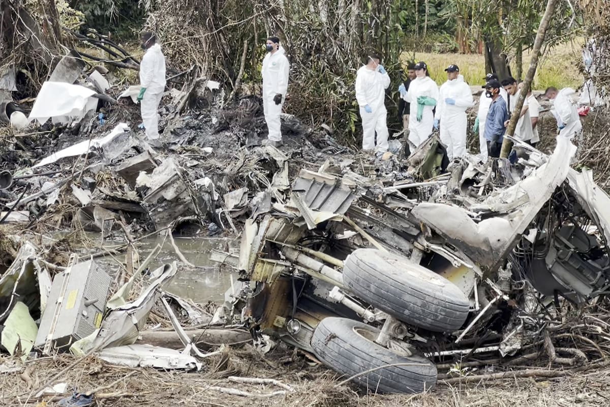 Captura de video de Putumayo Al Revés que muestra a integrantes del Cuerpo Técnico de Investigación (CTI) de Colombia inspeccionando este martes, el área donde ocurrió el accidente de una aeronave de la Fuerza Aeroespacial Colombiana, en Puerto Leguízamo (Colombia). El accidente de un avión Hércules C-130 de la FAC ocurrido el lunes en la localidad amazónica de Puerto Leguízamo, dejó 69 muertos y 57 heridos, según el balance hecho por el Comando de las Fuerzas Militares al dar por concluidas las tareas de búsqueda y rescate. EFE/ Putumayo Al Revés / MÁXIMA CALIDAD DISPONIBLE
