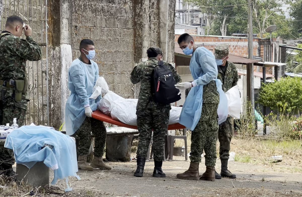 Integrantes del Ejército Nacional de Colombia realizan este martes, labores de identificación de los cuerpos de los soldados fallecidos tras un accidente de una aeronave de la Fuerza Aeroespacial Colombiana, en Puerto Leguízamo (Colombia). El accidente de un avión Hércules C-130 de la FAC ocurrido el lunes en la localidad amazónica de Puerto Leguízamo, dejó 69 muertos y 57 heridos, según el balance hecho por el Comando de las Fuerzas Militares al dar por concluidas las tareas de búsqueda y rescate. EFE/ Putumayo Al Revés