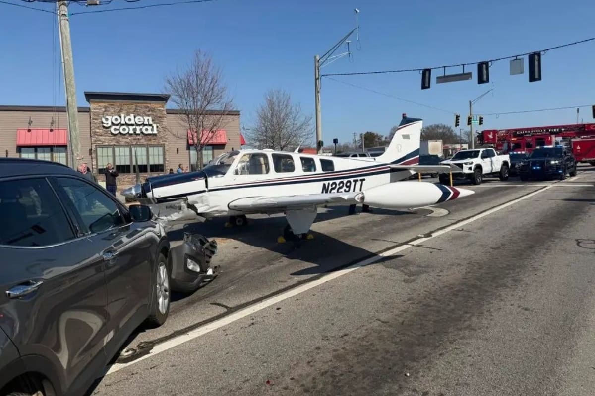 Accidente aéreo en Georgia: avioneta se estrelló contra varios vehículos.
Foto: A.P.I.