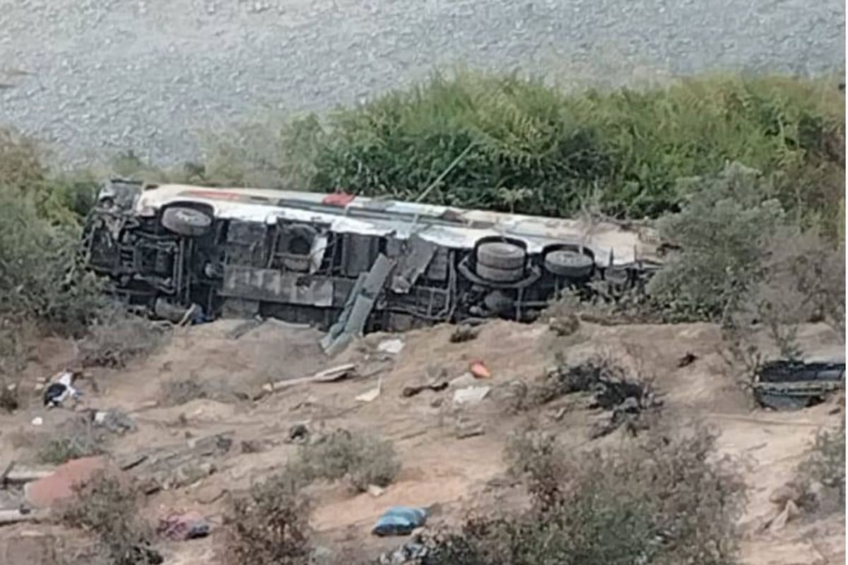 Al menos 37 personas muertas tras la caída de un autobús a un abismo en el sur de Perú.
Foto: redes sociales.