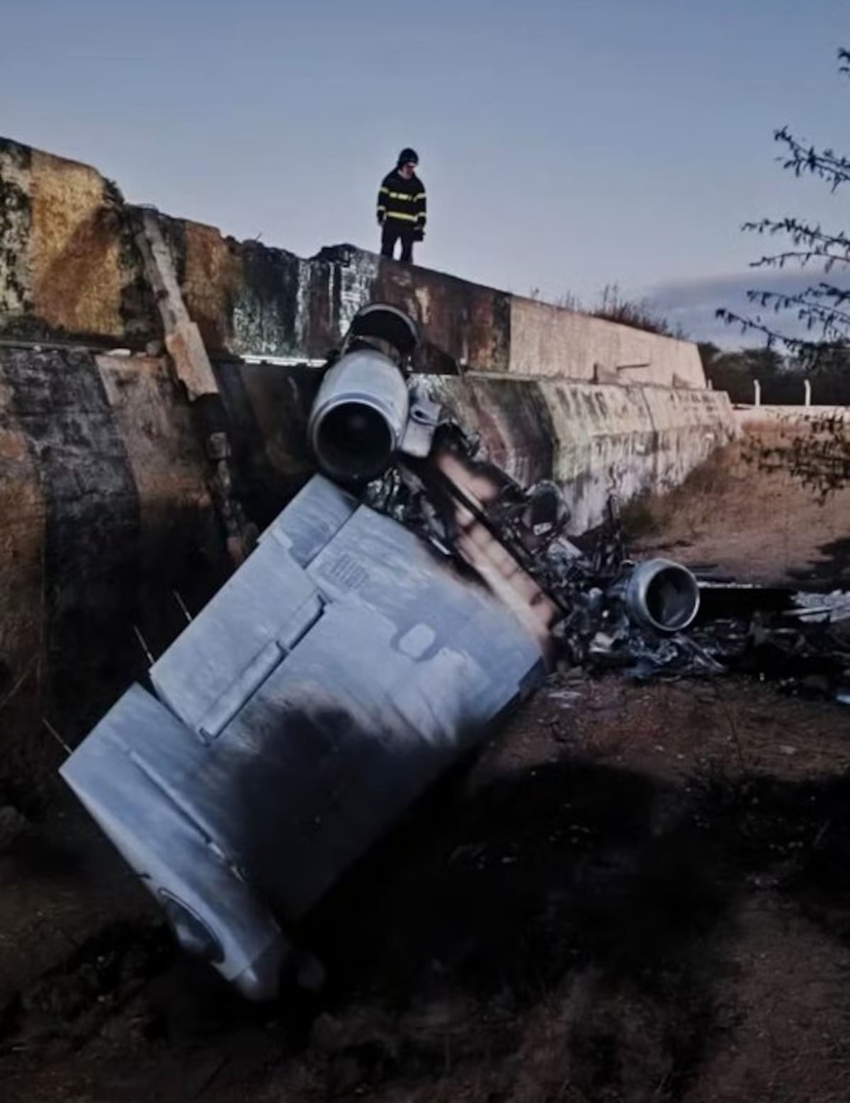 El pasado 13 de septiembre, un Cessna 550 Citation Bravo que transportaba al cantante brasileño Rey Vaqueiro y otras siete personas se salió de la pista durante el aterrizaje en el Aeropuerto de Parelhas, Brasil, tras lo cual ambos motores se incendiaron.
Todos los ocupantes lograron evacuar rápidamente.