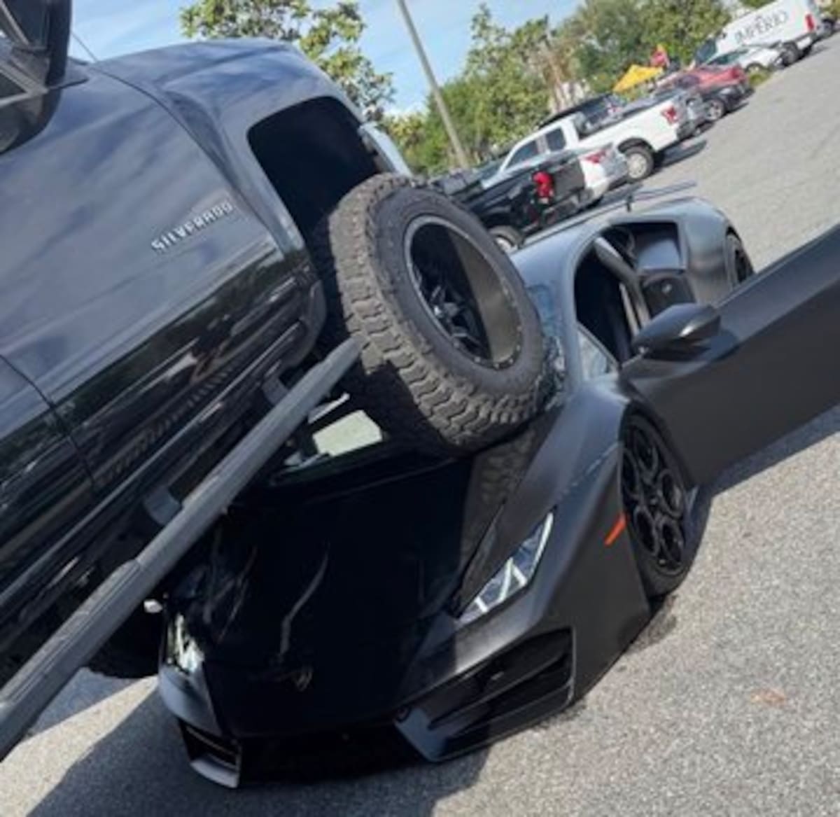 Mujer en camioneta gigante pasa por encima de Lamborghini en estacionamiento en la Florida.