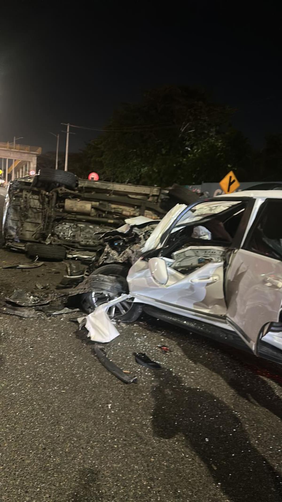 Hugo Urruchurto regresaba a Barranquilla en su camioneta luego de grabar su programa deportivo. Al parecer, otra camioneta que iba por el carril contrario perdió el control, atravesó el separador de la vía, tumbó un poste y chocó de frente el carro del periodista.