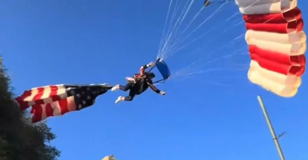 Un inesperado accidente alteró las celebraciones del 4 de Julio en California. Un paracaidista perdió el control de su equipo de salto y se estrelló contra una estructura cercana a los asistentes.
