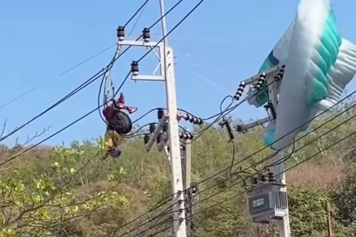 Dramático accidente: parapentista queda suspendido en la red eléctrica en Tailandia.