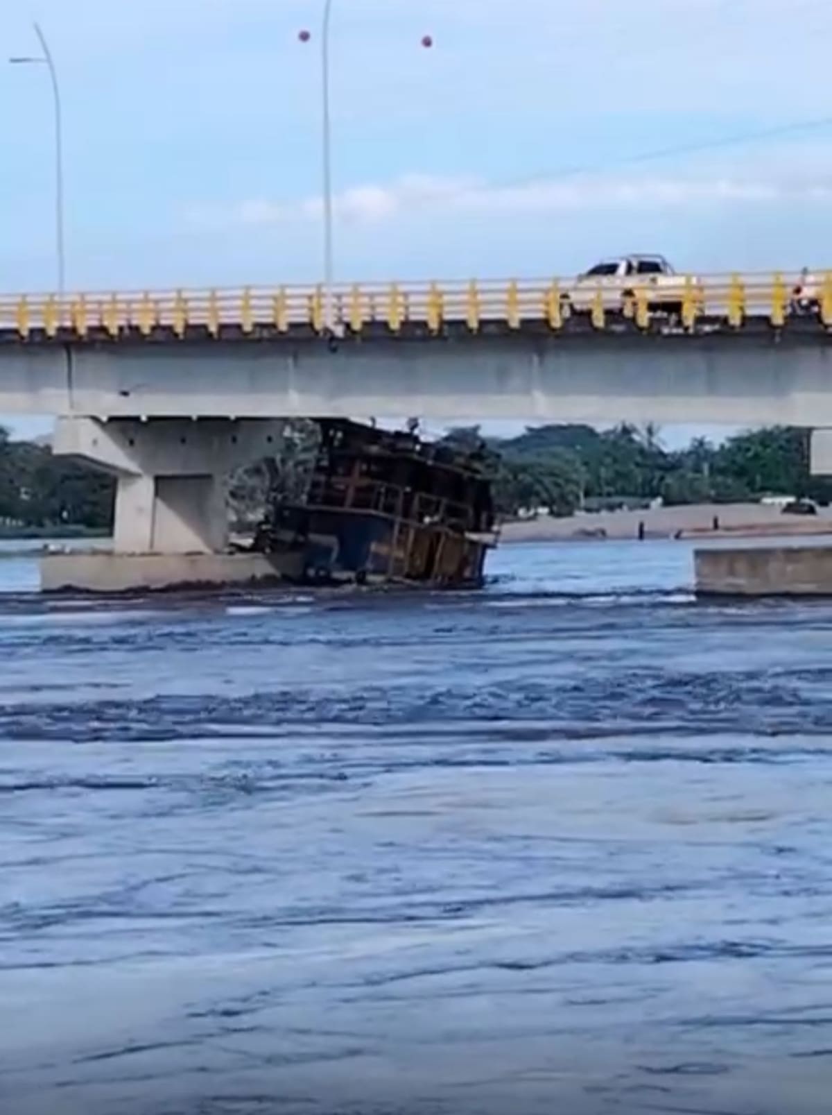 Un remolcador impactó uno de los pilares del Puente Guillermo Gaviria Correa, estructura que conecta a Barrancabermeja con Yondó.
Captura Pantalla