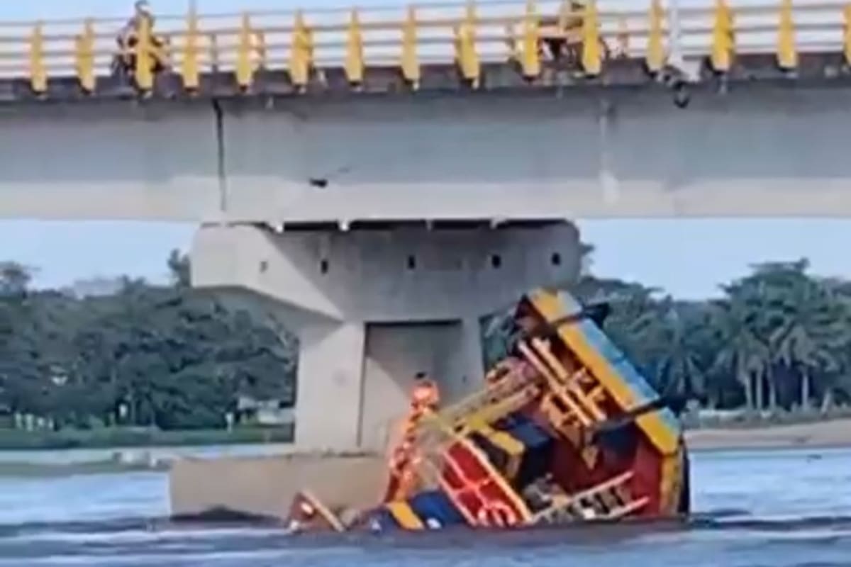 Un remolcador impactó uno de los pilares del Puente Guillermo Gaviria Correa, estructura que conecta a Barrancabermeja con Yondó.
Captura Pantalla