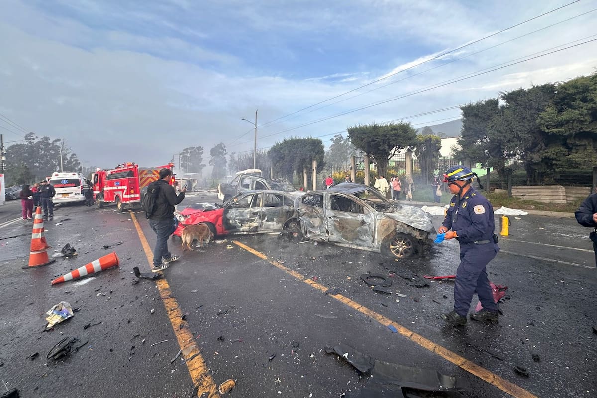Una fuerte explosión sacudió la mañana de este miércoles la vía que conecta a Zipaquirá con Ubaté, provocando el cierre total del corredor a la altura del peaje y generando momentos de pánico entre conductores y pasajeros que transitaban por el sector.