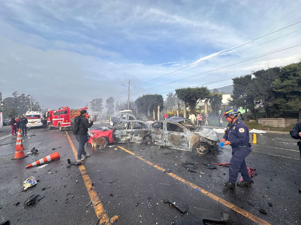 Una fuerte explosión sacudió la mañana de este miércoles la vía que conecta a Zipaquirá con Ubaté, provocando el cierre total del corredor a la altura del peaje y generando momentos de pánico entre conductores y pasajeros que transitaban por el sector.