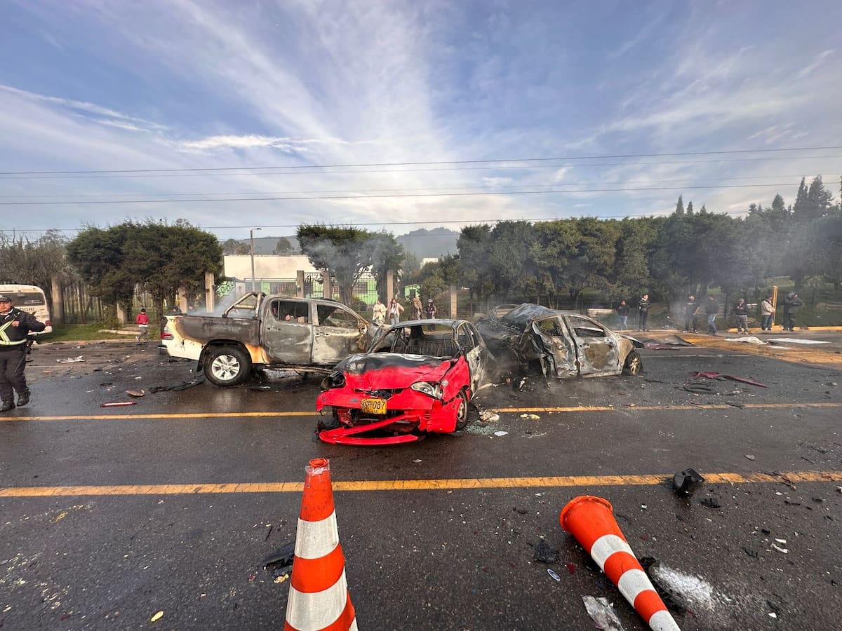 Una fuerte explosión sacudió la mañana de este miércoles la vía que conecta a Zipaquirá con Ubaté, provocando el cierre total del corredor a la altura del peaje y generando momentos de pánico entre conductores y pasajeros que transitaban por el sector.