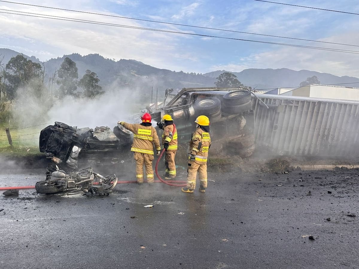 Una fuerte explosión sacudió la mañana de este miércoles la vía que conecta a Zipaquirá con Ubaté, provocando el cierre total del corredor a la altura del peaje y generando momentos de pánico entre conductores y pasajeros que transitaban por el sector.