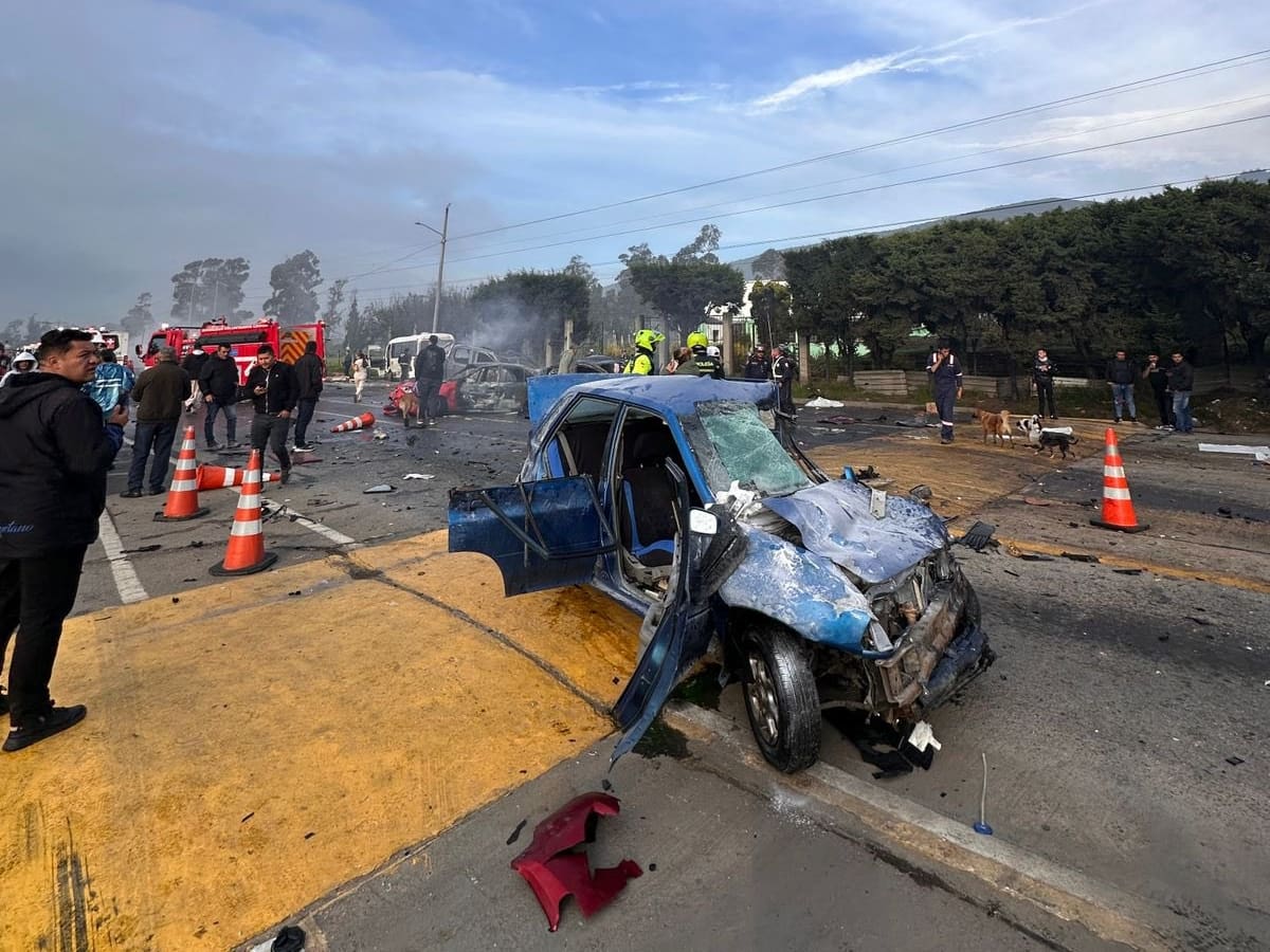 Una fuerte explosión sacudió la mañana de este miércoles la vía que conecta a Zipaquirá con Ubaté, provocando el cierre total del corredor a la altura del peaje y generando momentos de pánico entre conductores y pasajeros que transitaban por el sector.