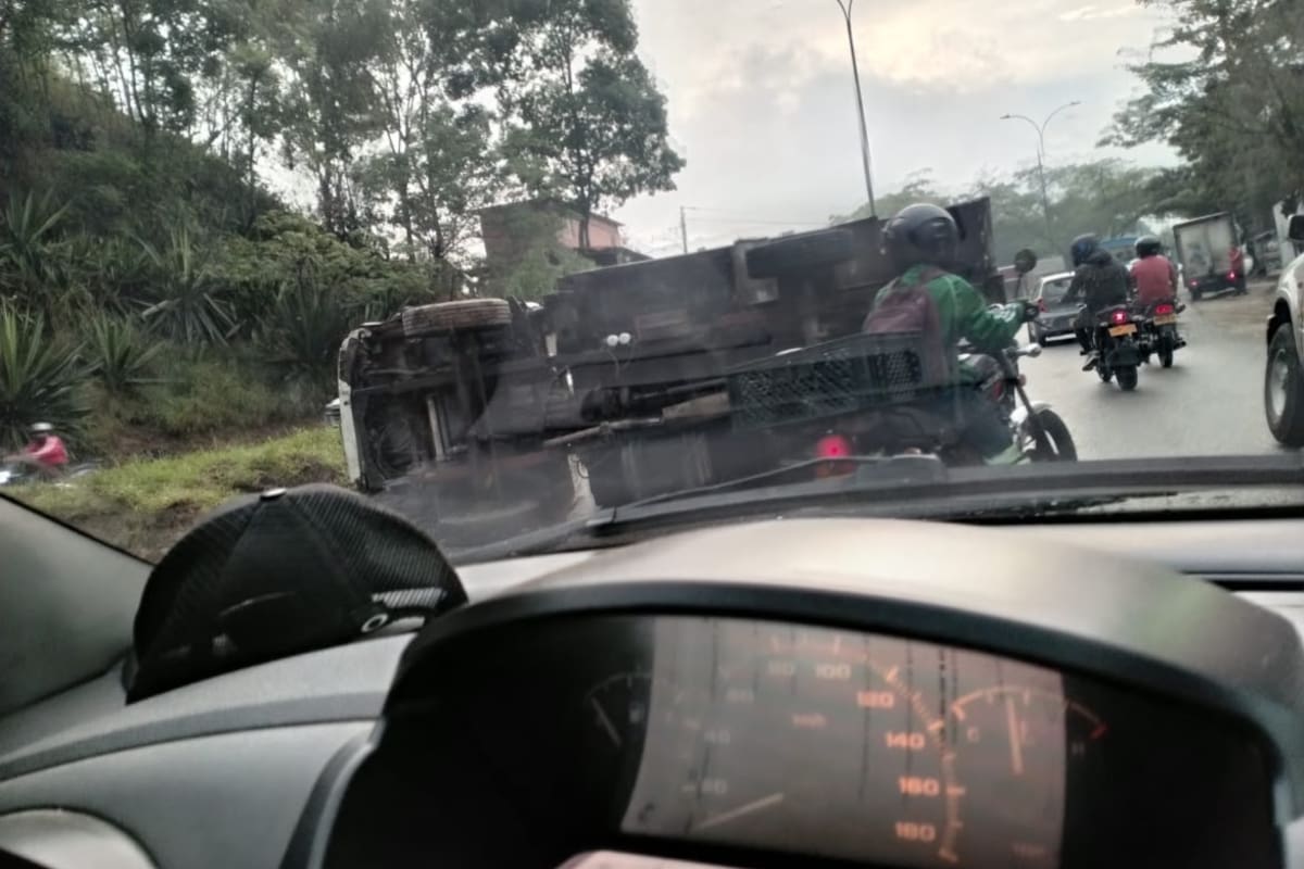 A esta hora se registra congestión vehicular en el Anillo Vial, a la altura del kilómetro 3,5, debido a un accidente de tránsito en el que una turbo terminó volcada sobre el carril izquierdo de la vía. Foto tomada de: Redes Sociales.