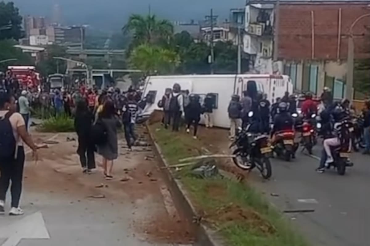 Accidente de tránsito en Medellín: bus de servicios especiales se habría volcado. El reporte preliminar advierte sobre un muerto y 18 heridos.