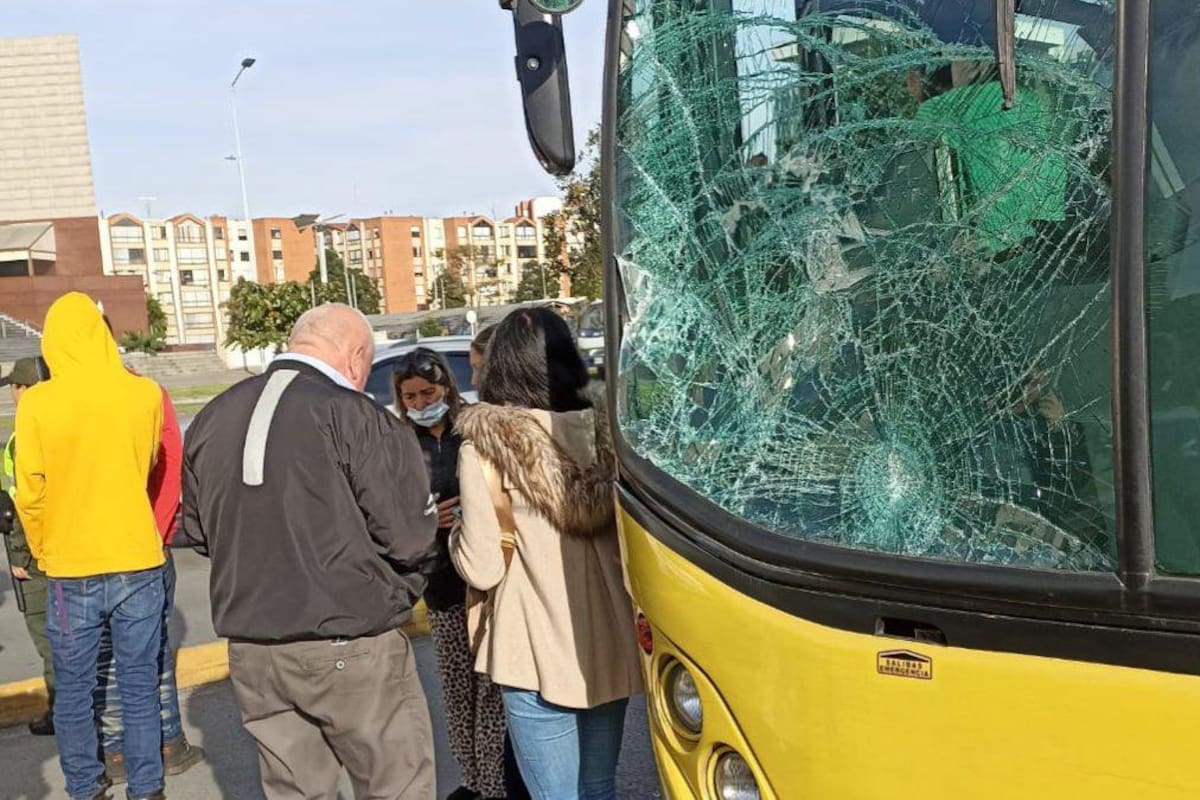 Un grave accidente de tránsito que involucró a un bus articulado de Transmilenio ocasionó gran congesión en el corredor de la calle 26 en Bogotá.