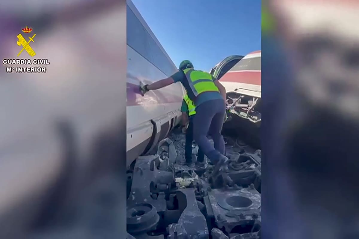 Los restos de uno de los vagones siniestrados tras el violento choque de trenes en España. Sobrevivientes del accidente describieron escenas de caos y momentos de pánico, recordando el escalofriante instante en que varios pasajeros salieron despedidos por la fuerza del impacto.